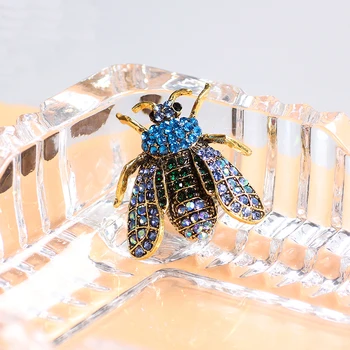 Armas putukas Sinine Punane Mesilaste Sõle väike pin-sall dekoratiivne kaelus Sõle naiste Ehted Crystal Rhinestone Pin-koodi